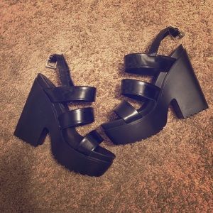 90’s inspired heels 🖤🕷